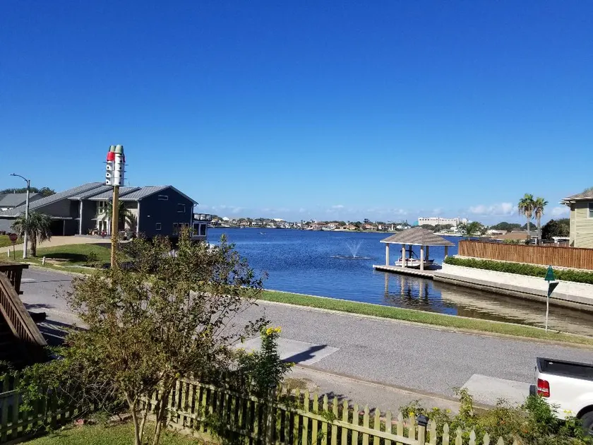 The Seahorse Apt - Lakeside and 2 blocks to the Beach - Image 1