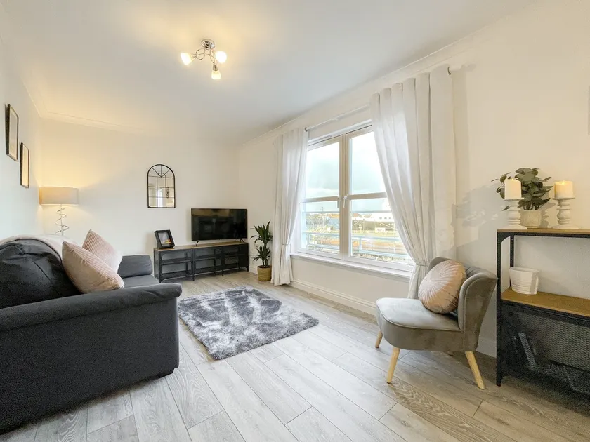 Pier View Apartment - Central, modern location - Image 1