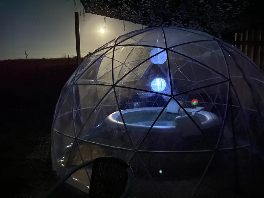 Unusual cottage with private hot tub under bubble - Image 1