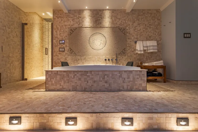 Private Luxury Pool & Spa Retreat – Great Location - Image 1