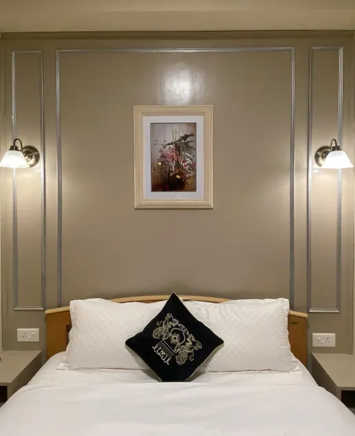 Premium single bedroom suite - Image 1