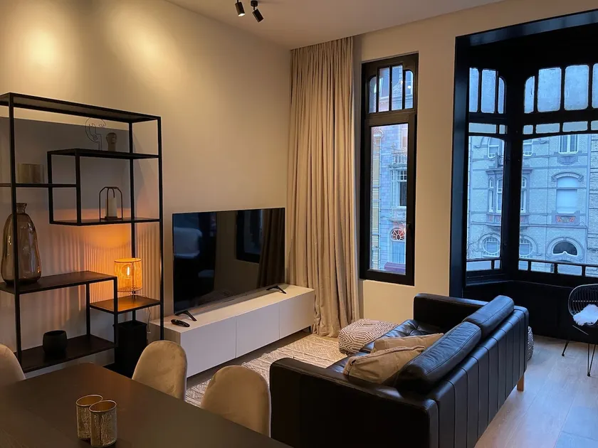 3 Bedroom Apartment in a Art-Nouveau House - Image 1