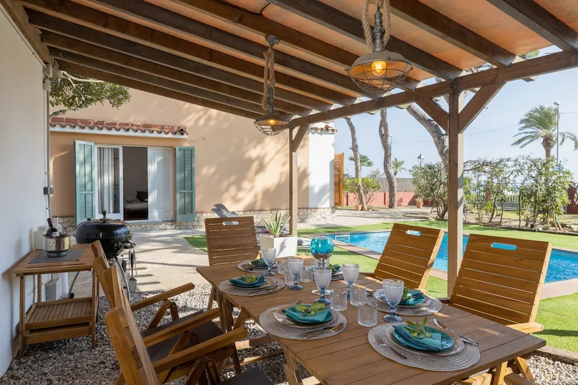 Centrally located house near the sea - Image 1