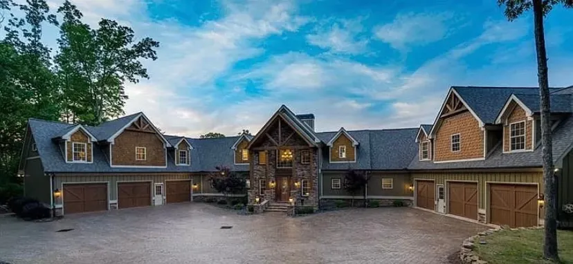 Luxury Lakehouse Retreat on Lake Hartwell - Image 1