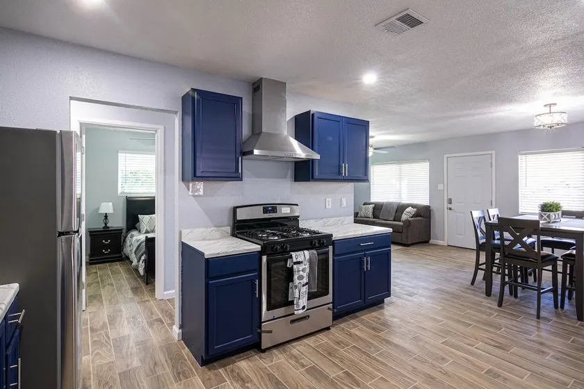 Cheerful 3 Bedroom home with parking on premises. - Image 1