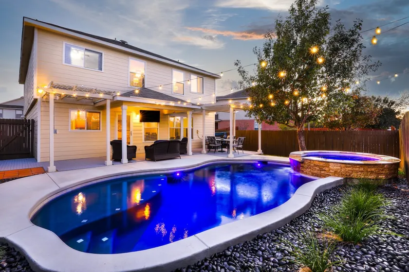 Heated Pool-Hot Tub-Game Room-Splash Pad Sea World - Image 1