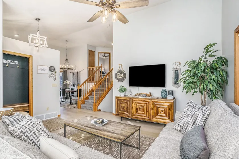 City Lodge -Beautiful 10 Person Home Near the Mall - Image 1