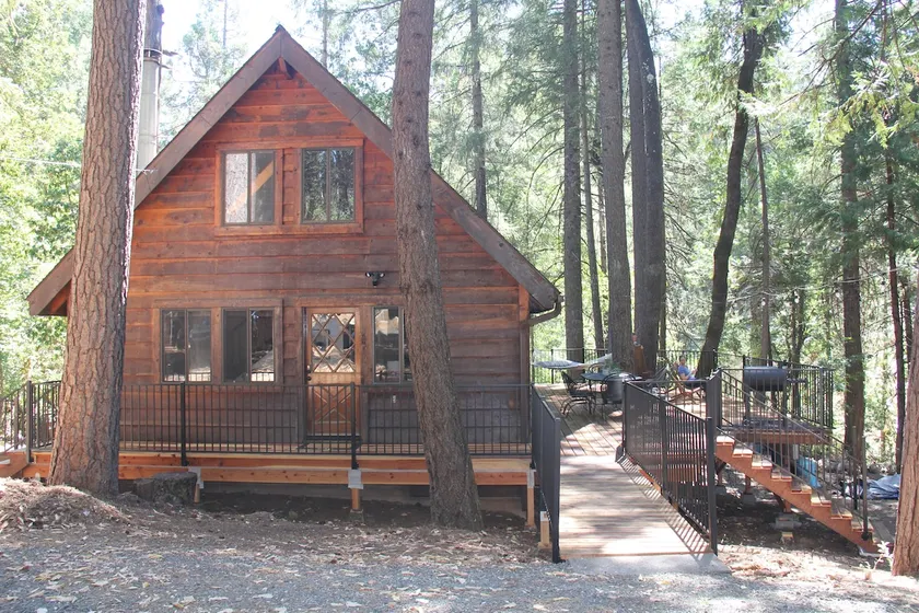 Little Lakeside Lodge with Lake Views - Sleeps 8 - Image 1