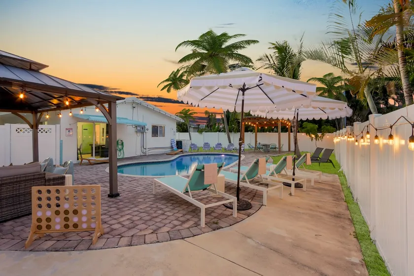 Luxe HTD Pool Oasis~10 min to BEACH~Movie Theatre - Image 1