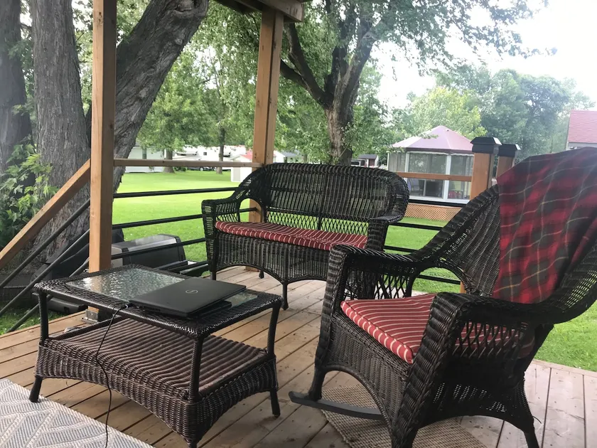 Relaxing getaway: lake and fire views ~1 hour from Montreal - Image 1