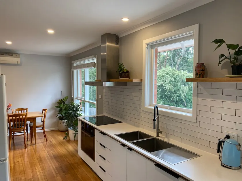 Cheerful 4 bedroom home, renovated, views, dogs. - Image 1