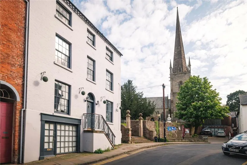 Montague House Town Centre sleeps up to 12 guests - Image 1