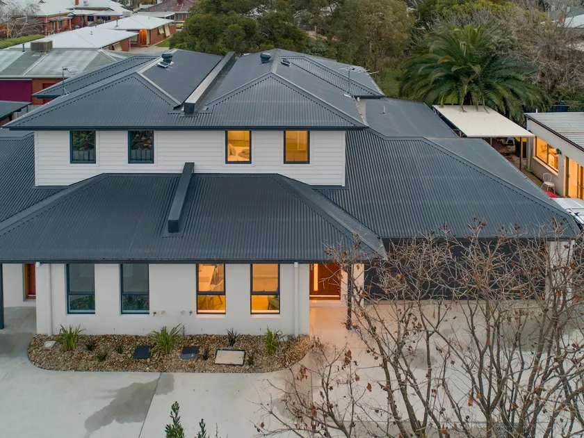 Merchant's Court, Quiet and Central 3 bedroom townhouse - Image 1