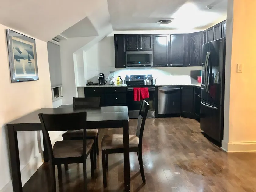 Fantastic updated apartment with parking - Image 1