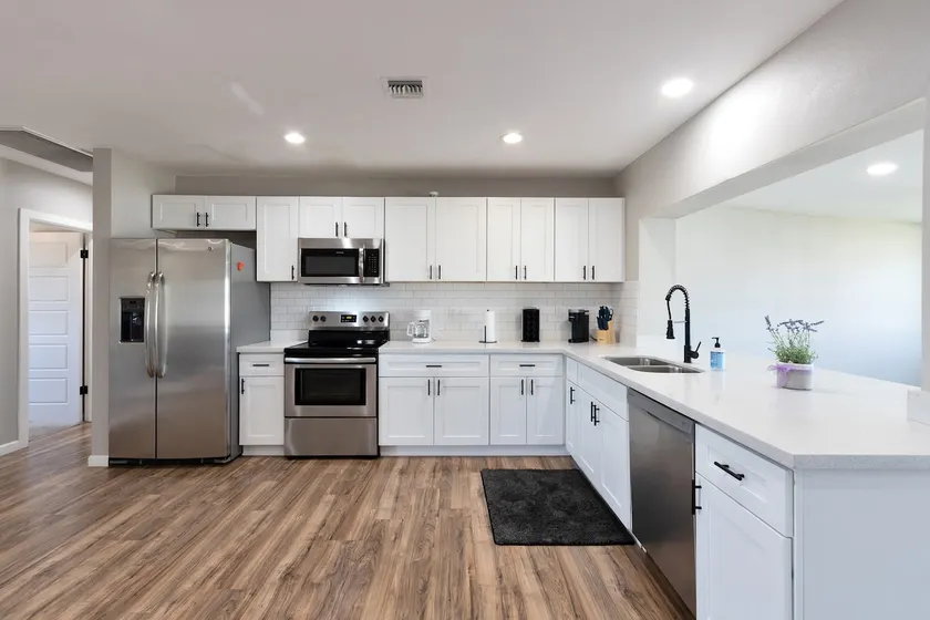 Heart of Phx - Large Living Space, Tons of Parking - Image 1