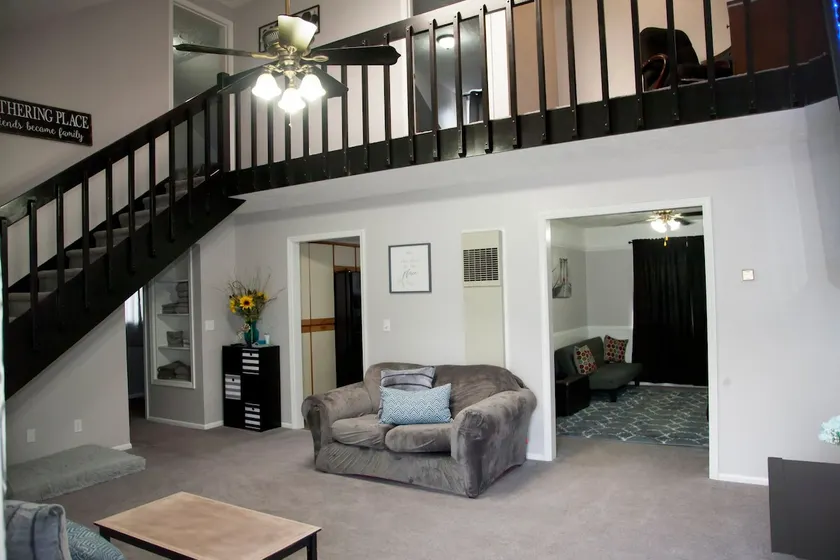 Downtown Spacious 3 bedroom 2.5 bath w/ game room - Image 1