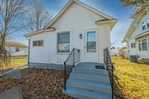 Cozy 1-BR Rock Island Home - Image 1