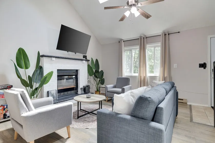 Contemporary Retreat • Hot Tub • Arcades • Karaoke - Image 1
