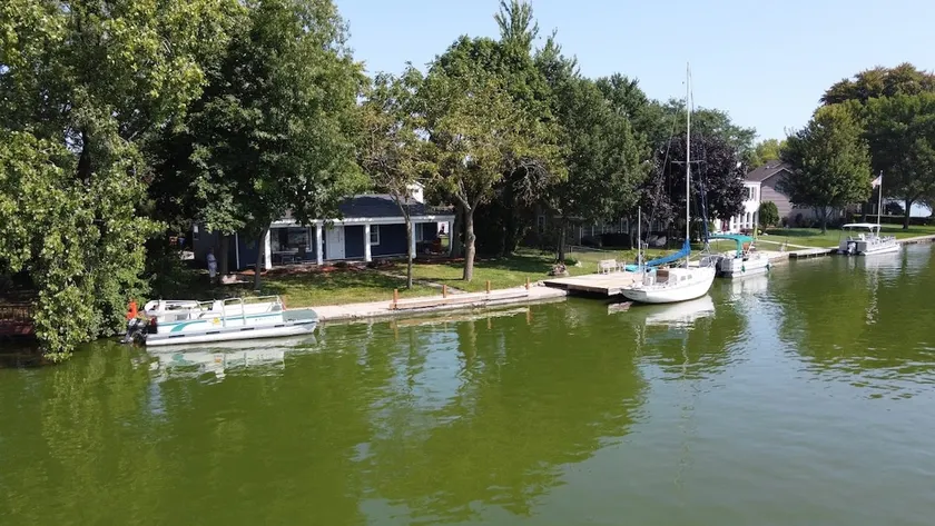 Cozy 3 Bedroom Riverhouse with Water Access. - Image 1