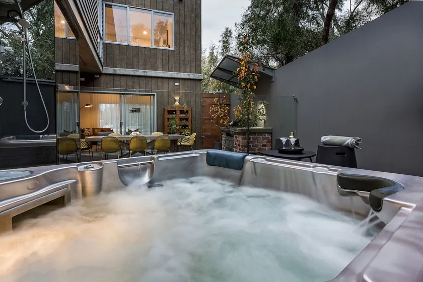 Djurapin - Sophisticated Coastal Haven with Jacuzzi - Image 1