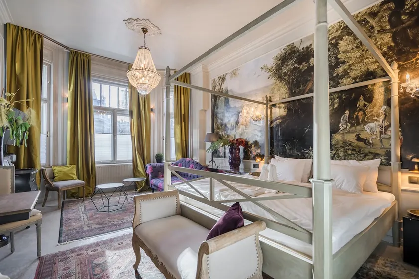 BpR Violet Noir Apartment with A/C - Image 1