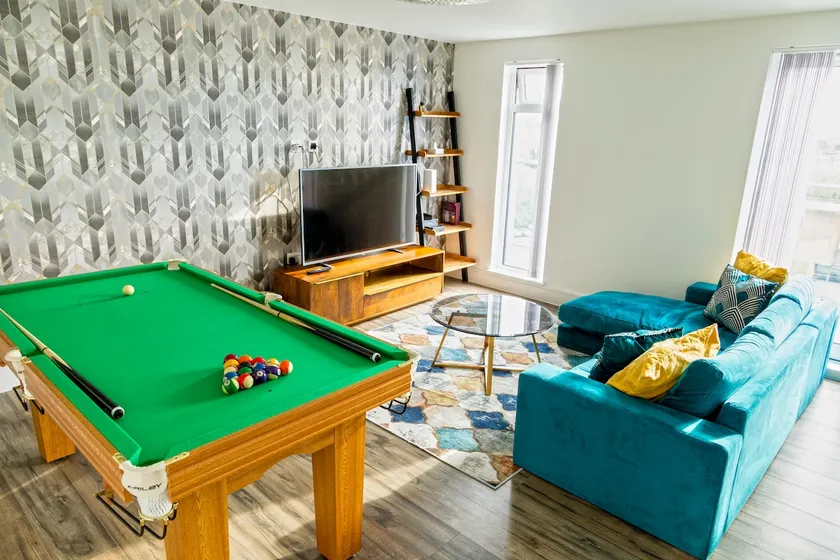 Attractive 2 Bedroom Penthouse with Free Parking - Image 1