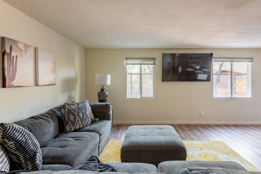 Comfortable 2-bed Condo, Southwestern Travel Hub - Image 1