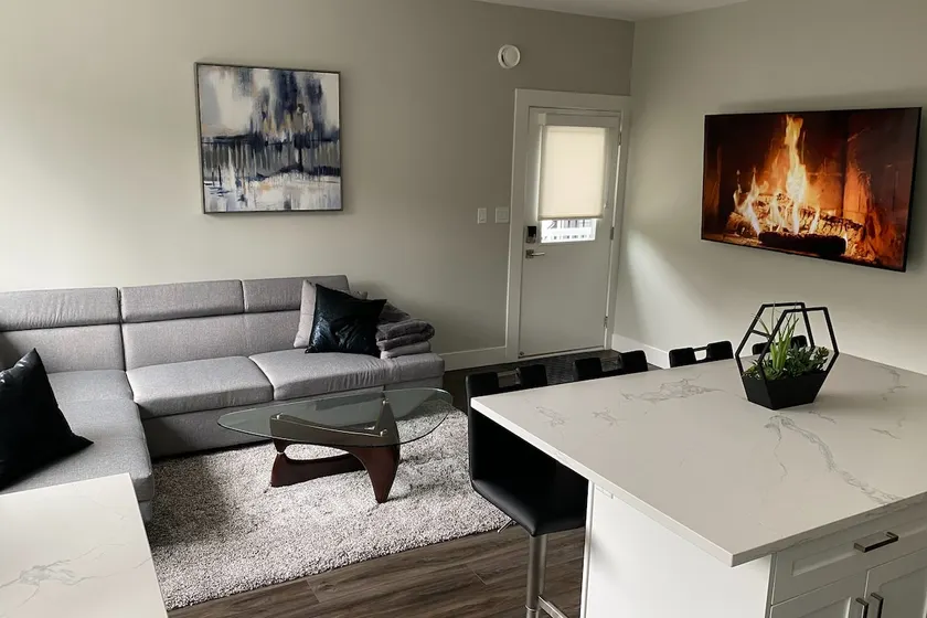Quiet Bright Luxurious & Private Modern Suite A/C - Image 1