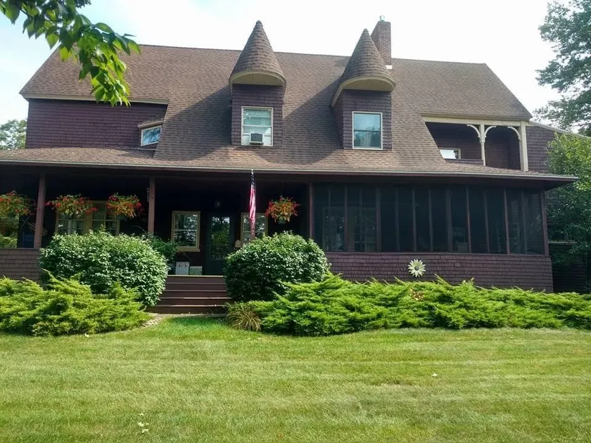 Historic three story Lodge - Image 1