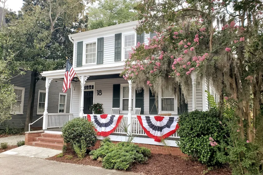 1860 House In the Heart of Downtown - Image 1