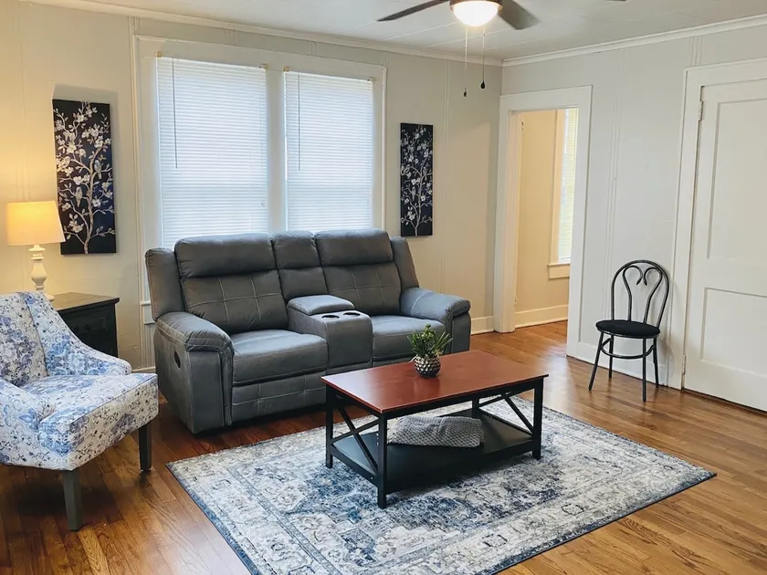 Warm and inviting town house in the oaks district - Image 1