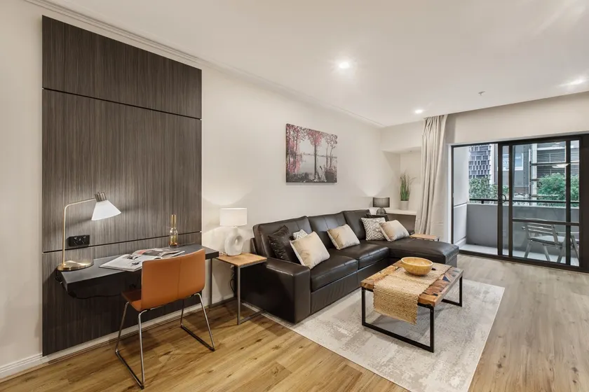 Spacious Inner-city Stay with King Bed and Balcony - Image 1