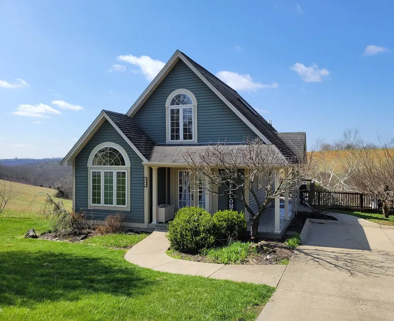 Chalet Haus. 5 min from the Ark Encounter. Room for 10 with gameroom and deck. - Image 1