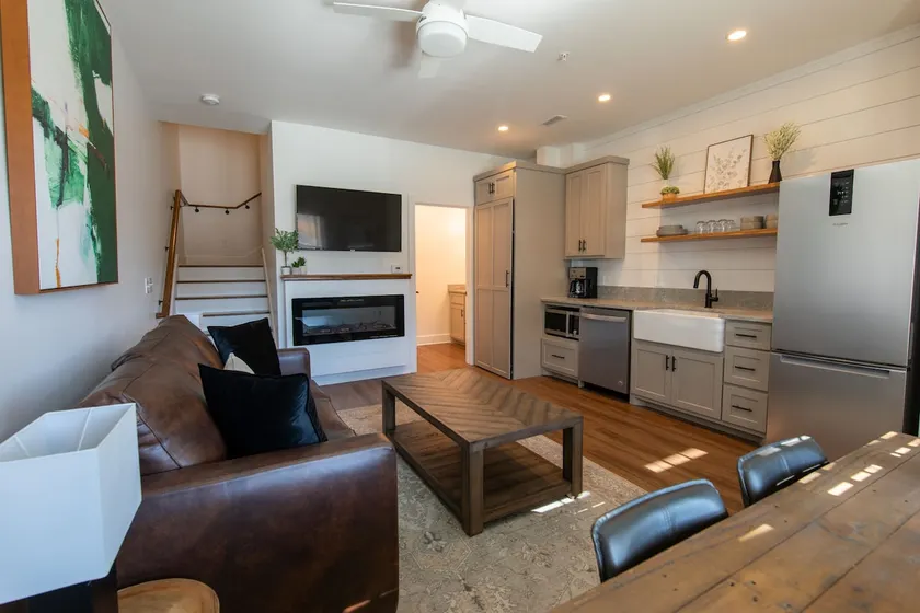 Townhouse on Main St, No Cleaning Fee! ADA Bathrm - Image 1