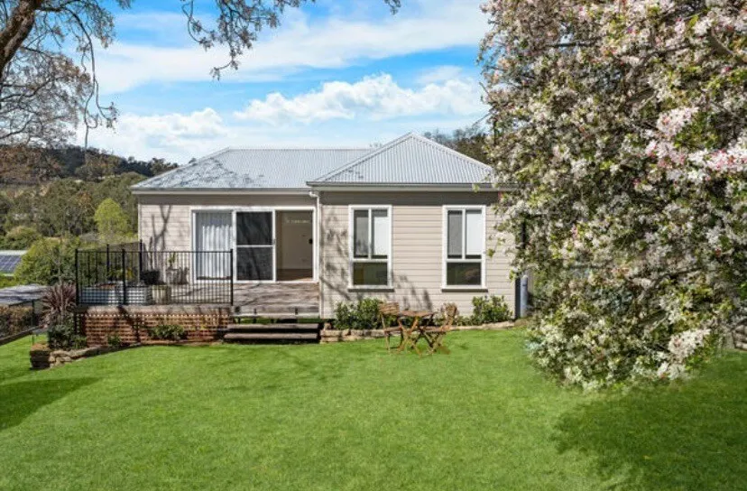 Coull Cottage 2-bedroom guesthouse in Picton CBD - Image 1