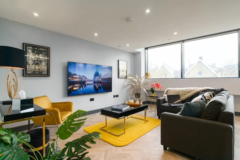 Spacious Luxe Duplex Apt, Parking, 10mins City Ctr - Image 1
