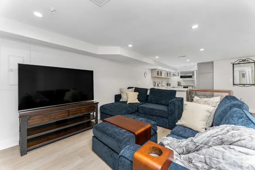 Stylish modern 2BR/2BA - Free Garage Parking! - Image 1