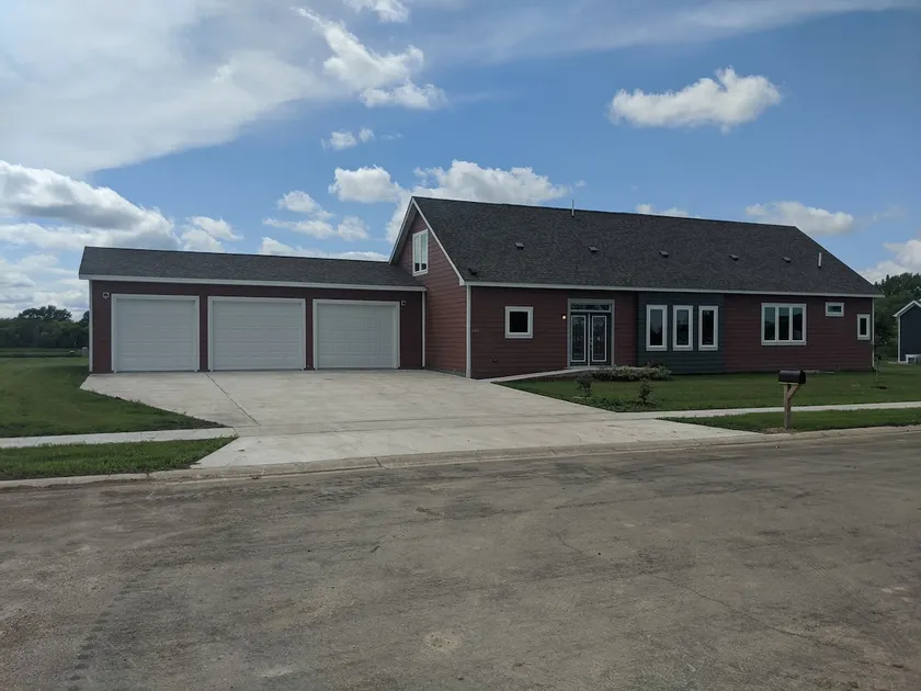 Entire home 5 bed 3 bath up down basement garage - Image 1