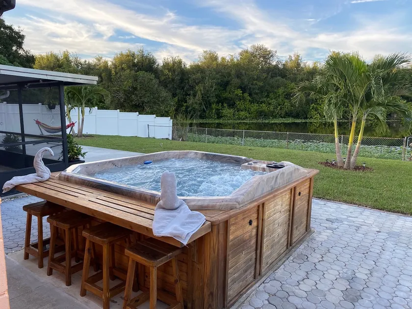 The perfect lake house getaway near the airport. - Image 1