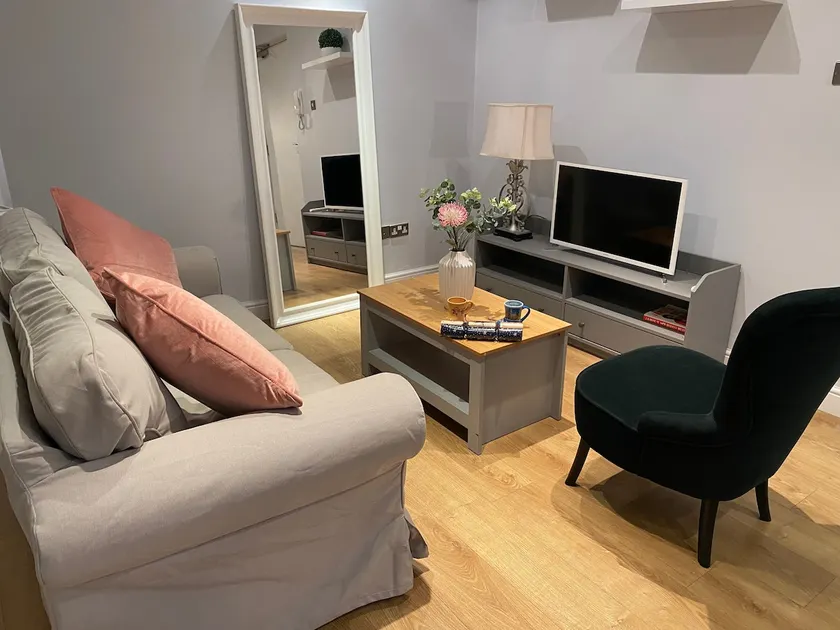 The Silk Mill - Free Parking, WiFi, Work Station, VERY central - Image 1
