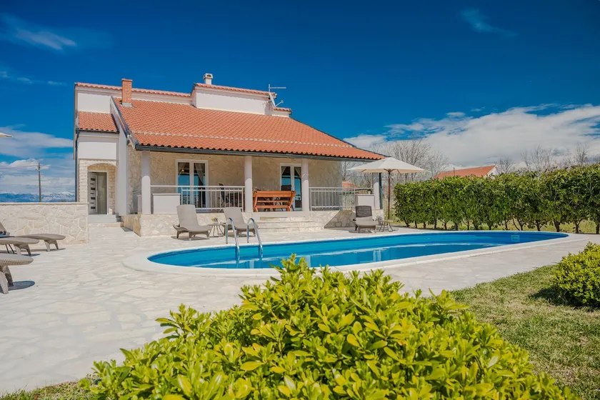 Holiday House Paula sa privatnim grijanim bazenom na mirnoj lokacija blizu mora - Image 1