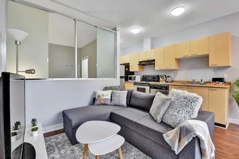 Beautiful 1BR condo + den + 1 parking in Downtown - Image 1