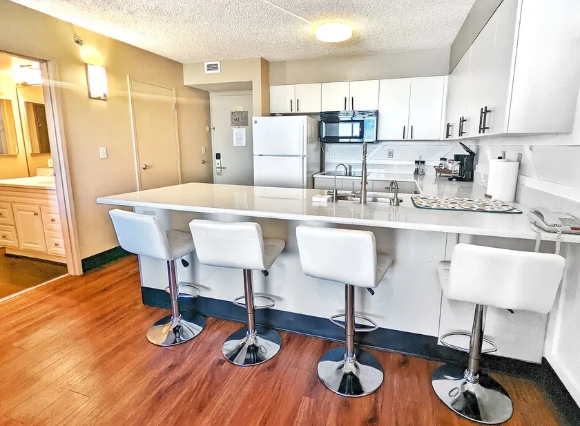 Sleeps 6! Stylish 1-BR Ocean Front - Image 1