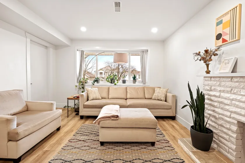Spacious 3BR Near Transit with AC - Image 1