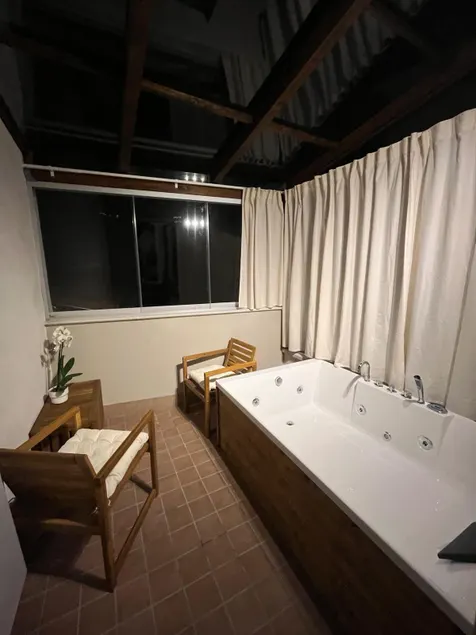 Suite with jacuzzi right in the center - Image 1