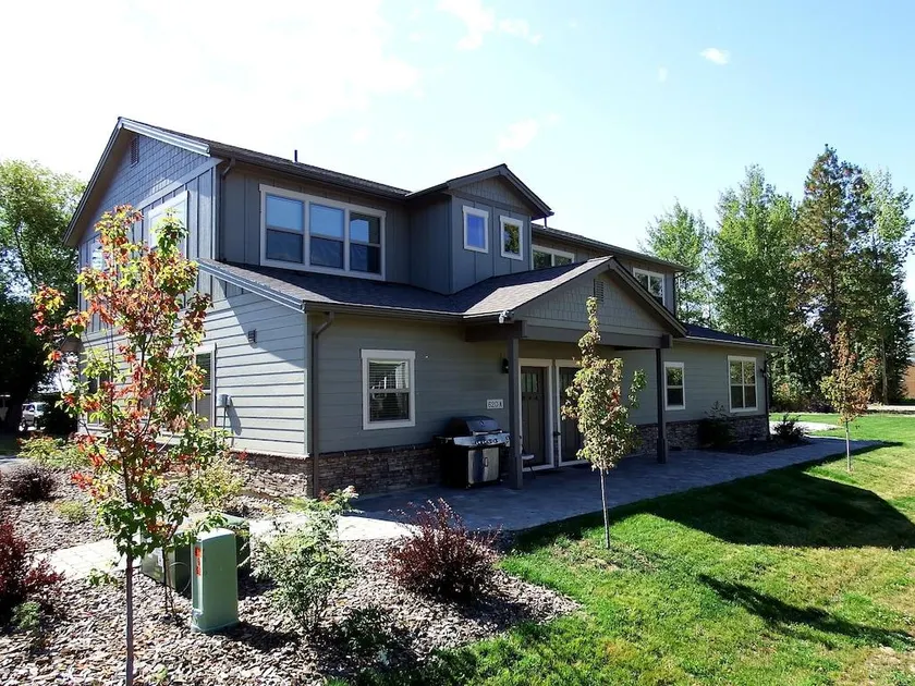 New3 bedrooms 3 bath 2 car garage townhome in town - Image 1