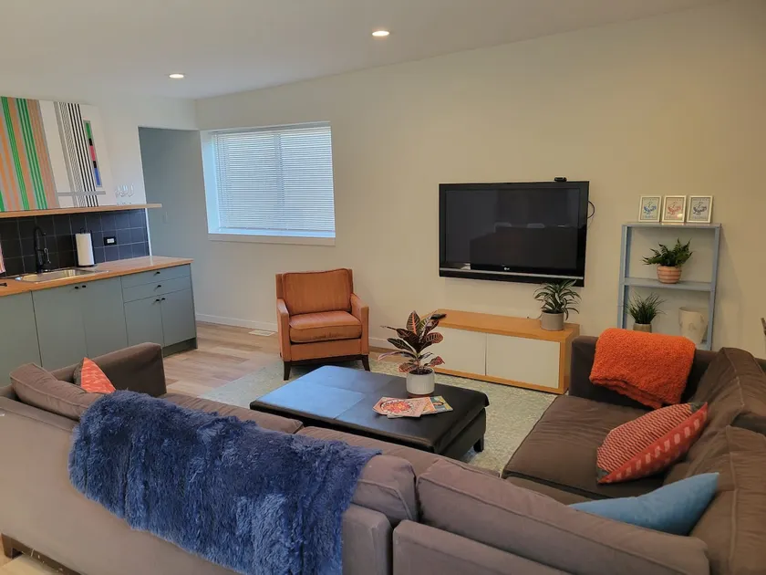 New Bright & Airy Entire Unit in Logan - Image 1