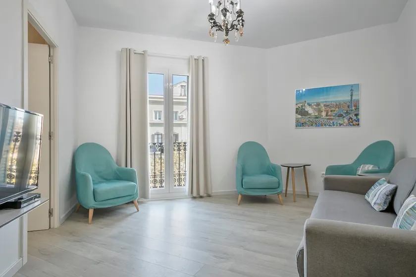 Aparteasy - Bright, large and central apartment in BCN - Image 1