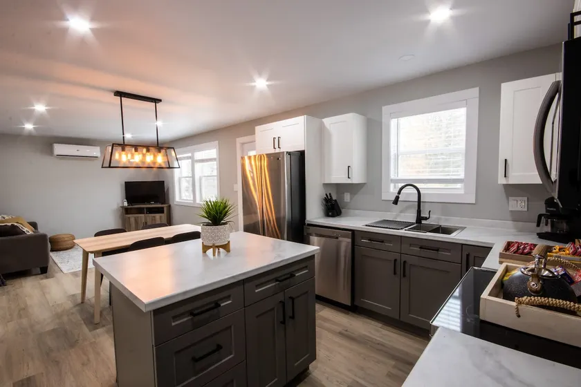 Modern 4 bedroom, 2 living room overlooking creek - Image 1