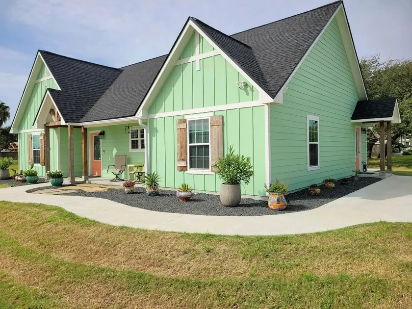 Perfect Location! 5 Star Property. Family Friendly.  - Image 1